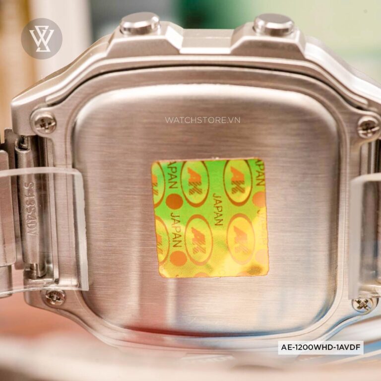 Mặt lưng nhựa PC chắc chắn, chống trầy, kèm thông số kỹ thuật và khả năng chống nước