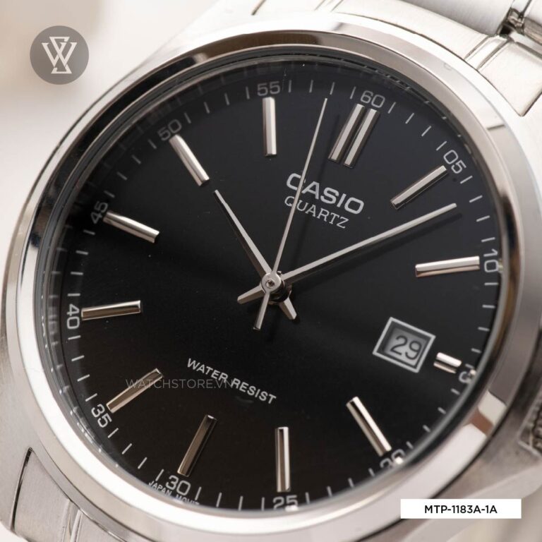 Cận cảnh mặt đồng hồ, thấy rõ logo Casio, kim và cọc số
