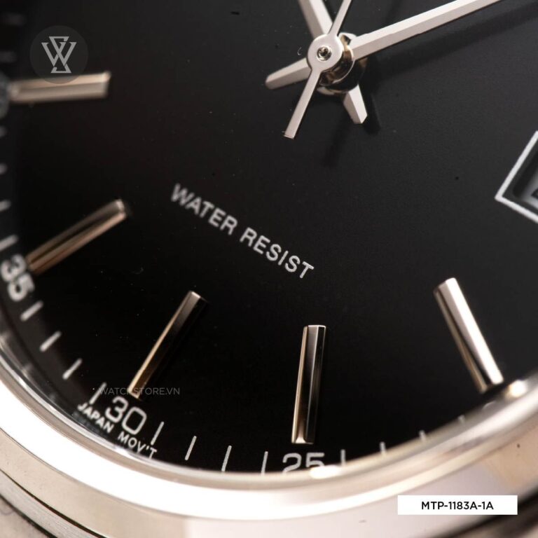 Cận cảnh hơn nữa mặt số, thấy rõ chi tiết dòng chữ WATER RESIST