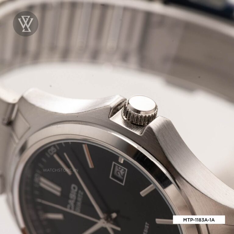 Cận cảnh dây đeo và vỏ đồng hồ, thấy rõ chất liệu kim loại