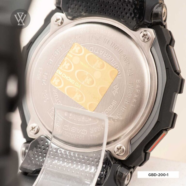 Tem chính hãng và mặt sau chống nước