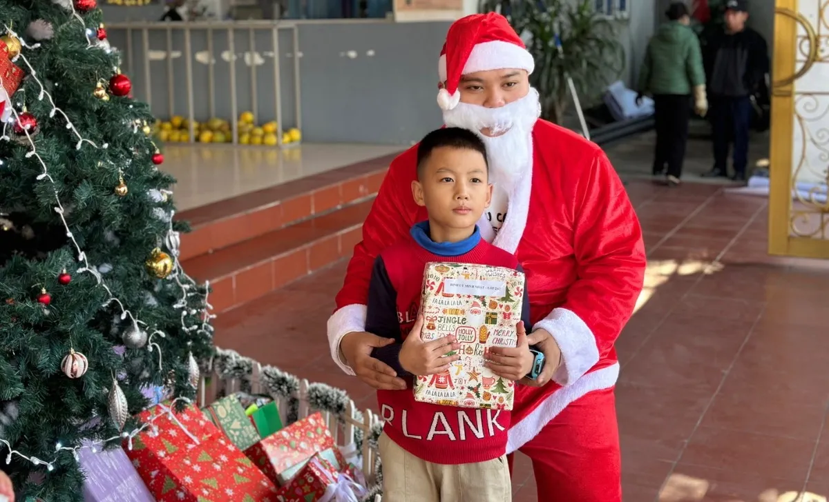 BAO NHIÊU NGÀY NỮA ĐẾN NOEL NĂM NAY (2024)? 2 anh noel 2 1728984537