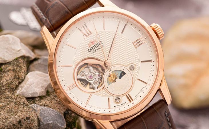 Nên sử dụng đồng hồ cơ hay đồng hồ năng lượng mặt trời? - Ảnh 1