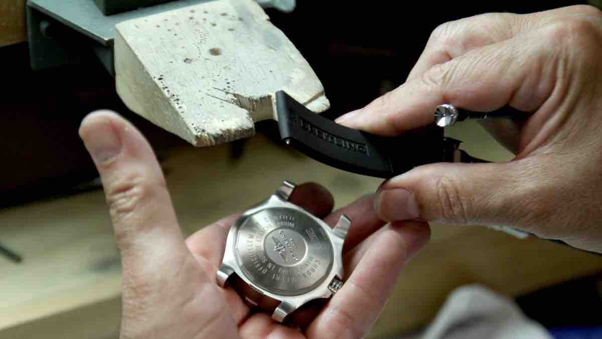 Bài hướng dẫn cách vệ sinh đồng hồ và vệ sinh dây da đồng hồ đúng cách - Ảnh 1
