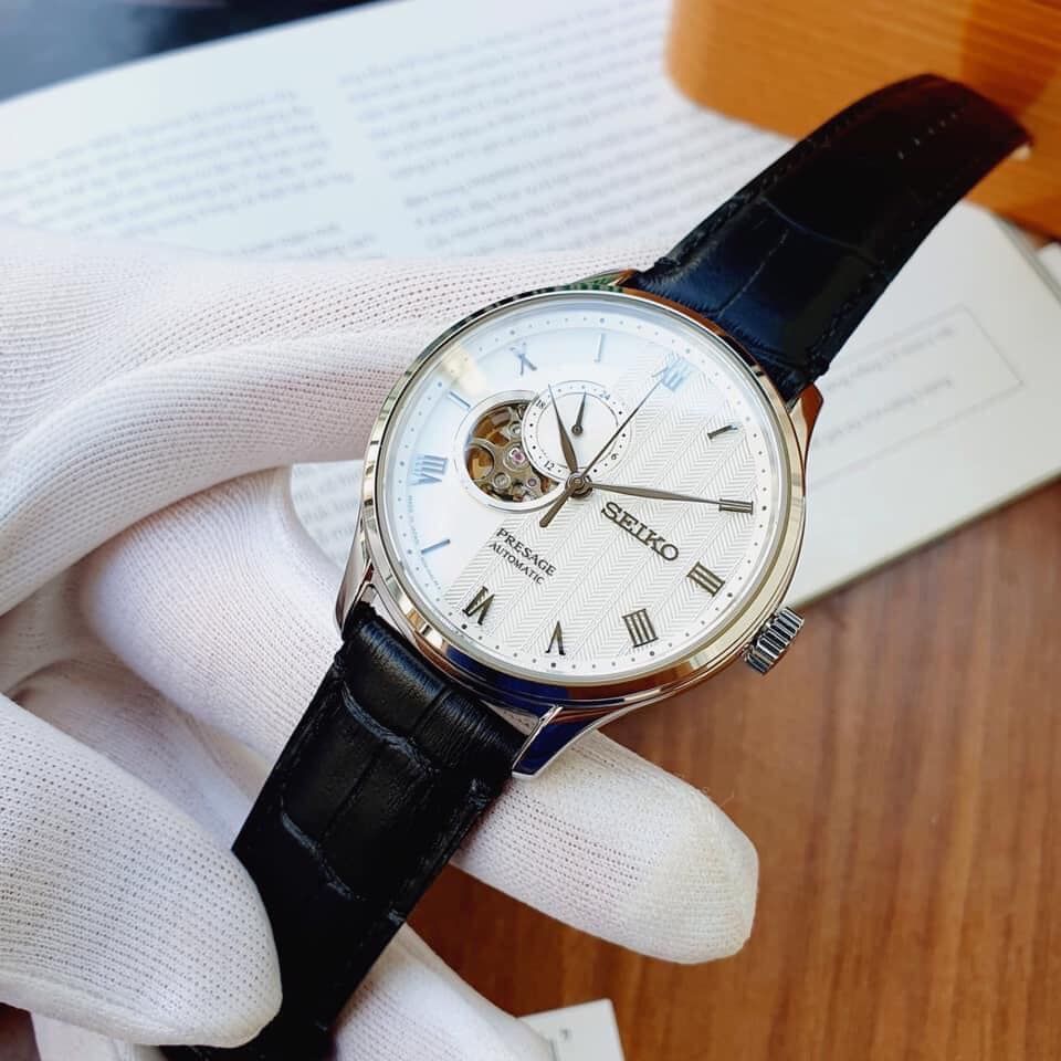 Top 15 đồng hồ cơ lộ máy dây da đáng sở hữu nhất 2023 - Ảnh 10 Top 15 đồng hồ cơ lộ máy dây da đáng sở hữu nhất 2023 - Ảnh 10