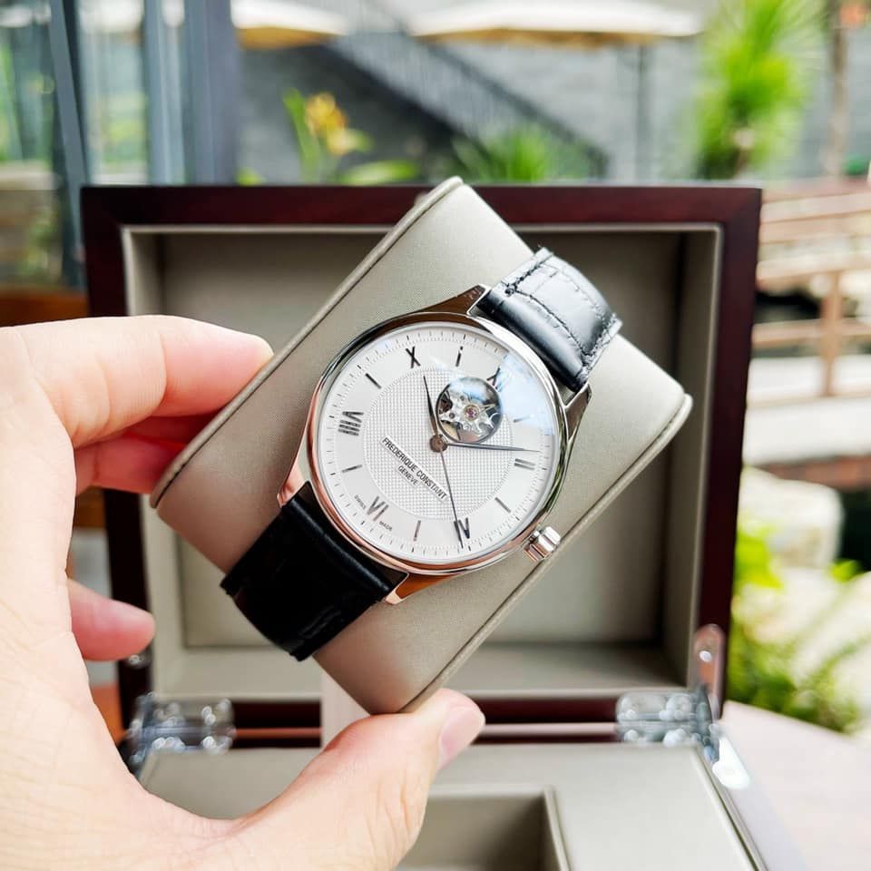 Top 15 đồng hồ cơ lộ máy dây da đáng sở hữu nhất 2023 - Ảnh 14 Top 15 đồng hồ cơ lộ máy dây da đáng sở hữu nhất 2023 - Ảnh 14