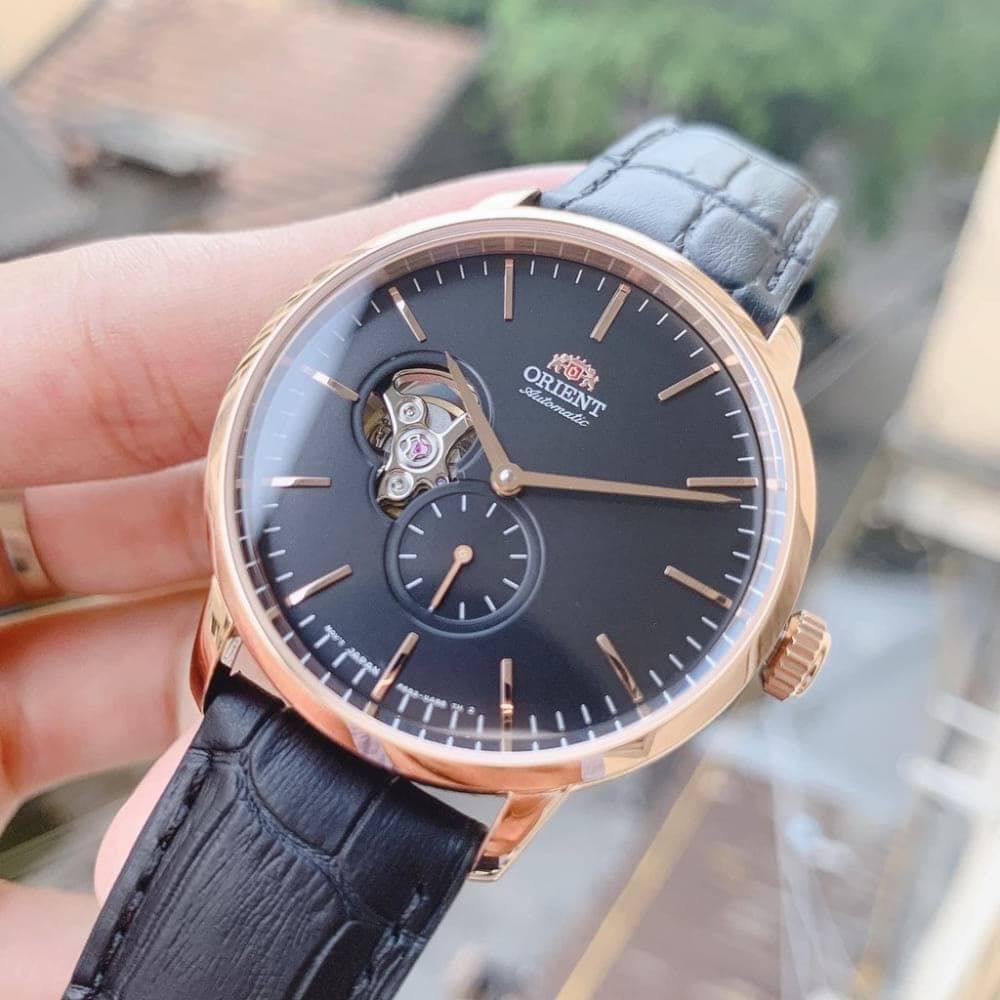 Top 15 đồng hồ cơ lộ máy dây da đáng sở hữu nhất 2023 - Ảnh 4 Top 15 đồng hồ cơ lộ máy dây da đáng sở hữu nhất 2023 - Ảnh 4