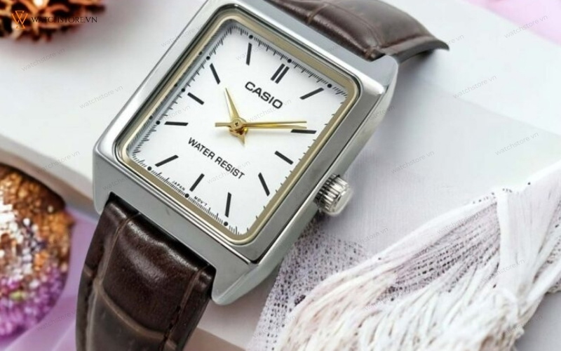 Casio LTP-V007L-9EUDF giữ nguyên kiểu dáng mặt chữ nhật cổ điển
