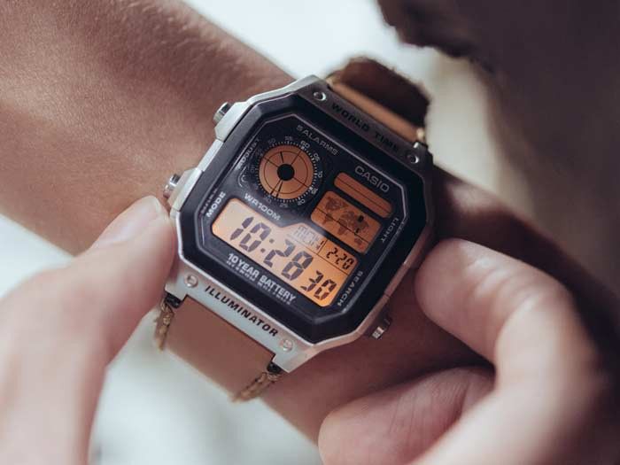 Cách chỉnh giờ đồng hồ đơn giản chỉ trong một nháy mắt - Ảnh 1