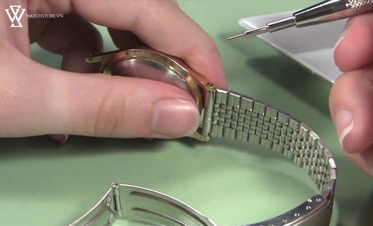 Hướng dẫn cách đeo đồng hồ dây kim loại chuẩn nhất - Ảnh 5 Hướng dẫn cách đeo đồng hồ dây kim loại chuẩn nhất - Ảnh 5