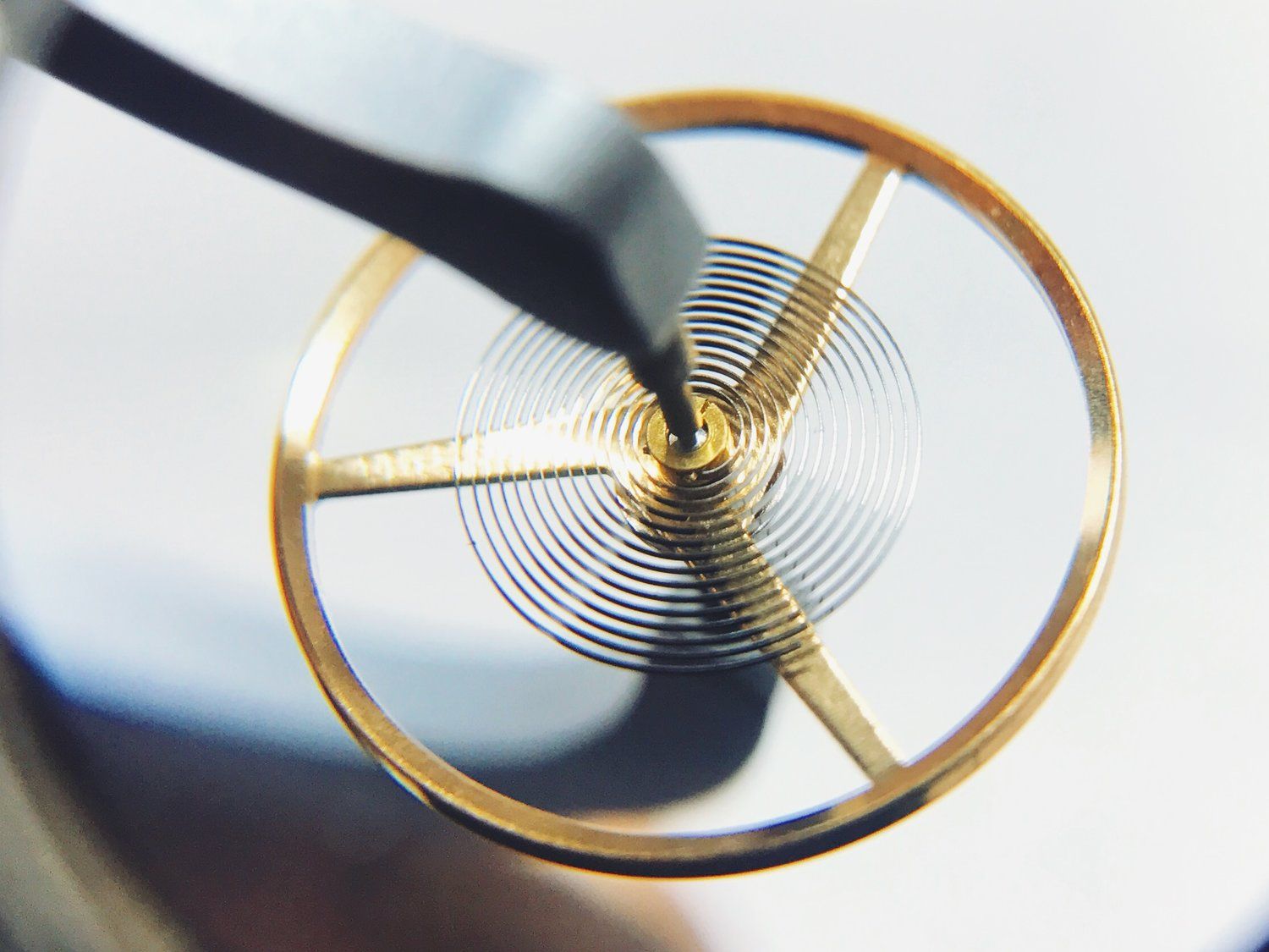 Đọc kỹ cách lên cót đồng hồ cơ chuẩn xác nhất để tránh gây hỏng hóc - Ảnh 2