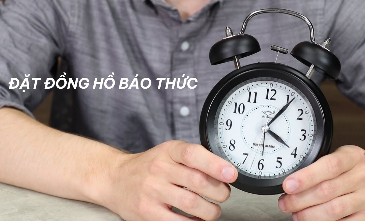 đặt đồng hồ báo thức