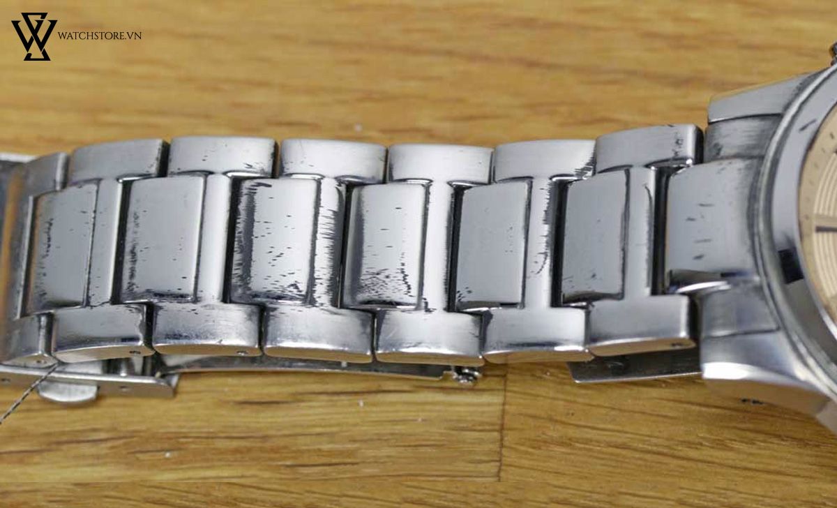 Làm gì khi dây đồng hồ kim loại bị xước? - Ảnh 1 Làm gì khi dây đồng hồ kim loại bị xước? - Ảnh 1