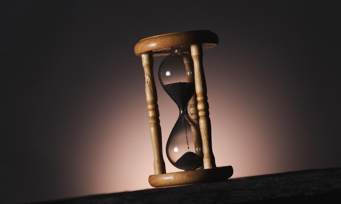 Đồng hồ cát là gì? Giải mã từ A-Z về biểu tượng thời gian thú vị 1 Đồng hồ cát là dụng cụ đo thời gian cổ xưa