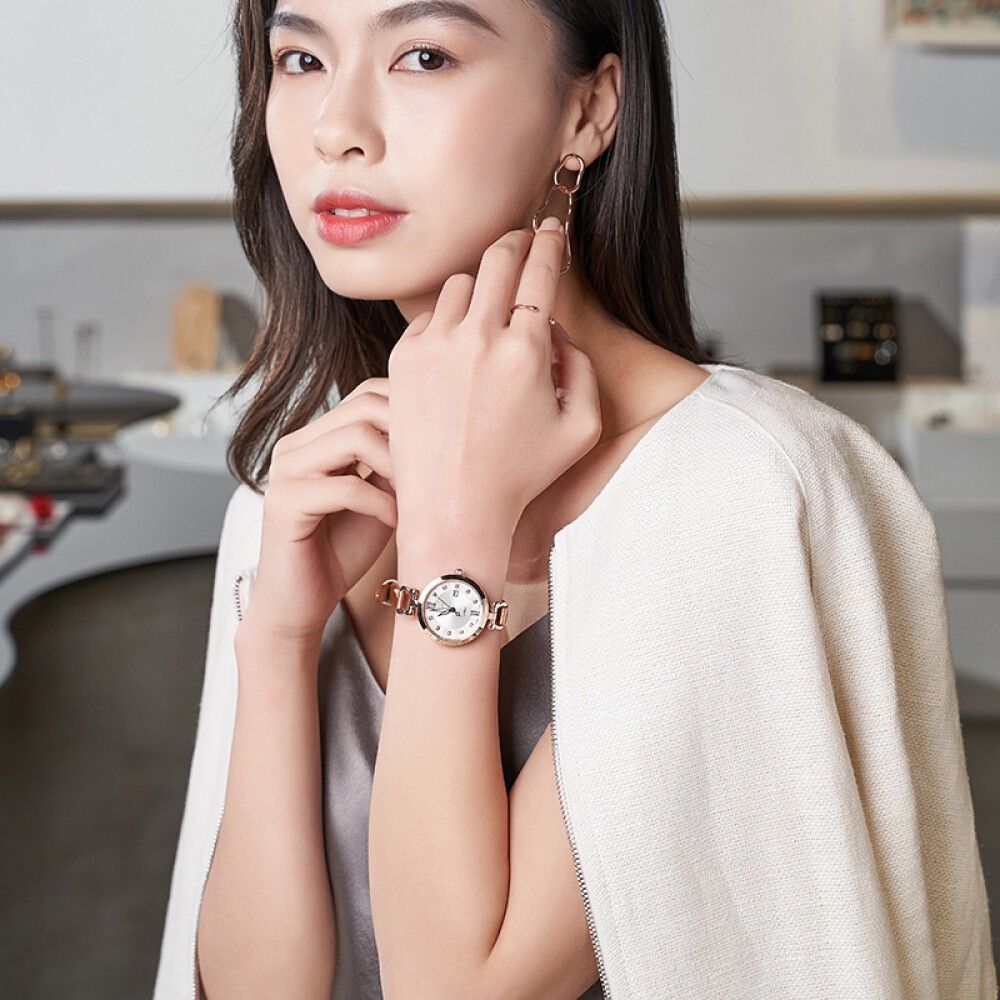 Hướng dẫn cách mix đồng hồ đeo tay phù hợp với đồ công sở nữ - Ảnh 1