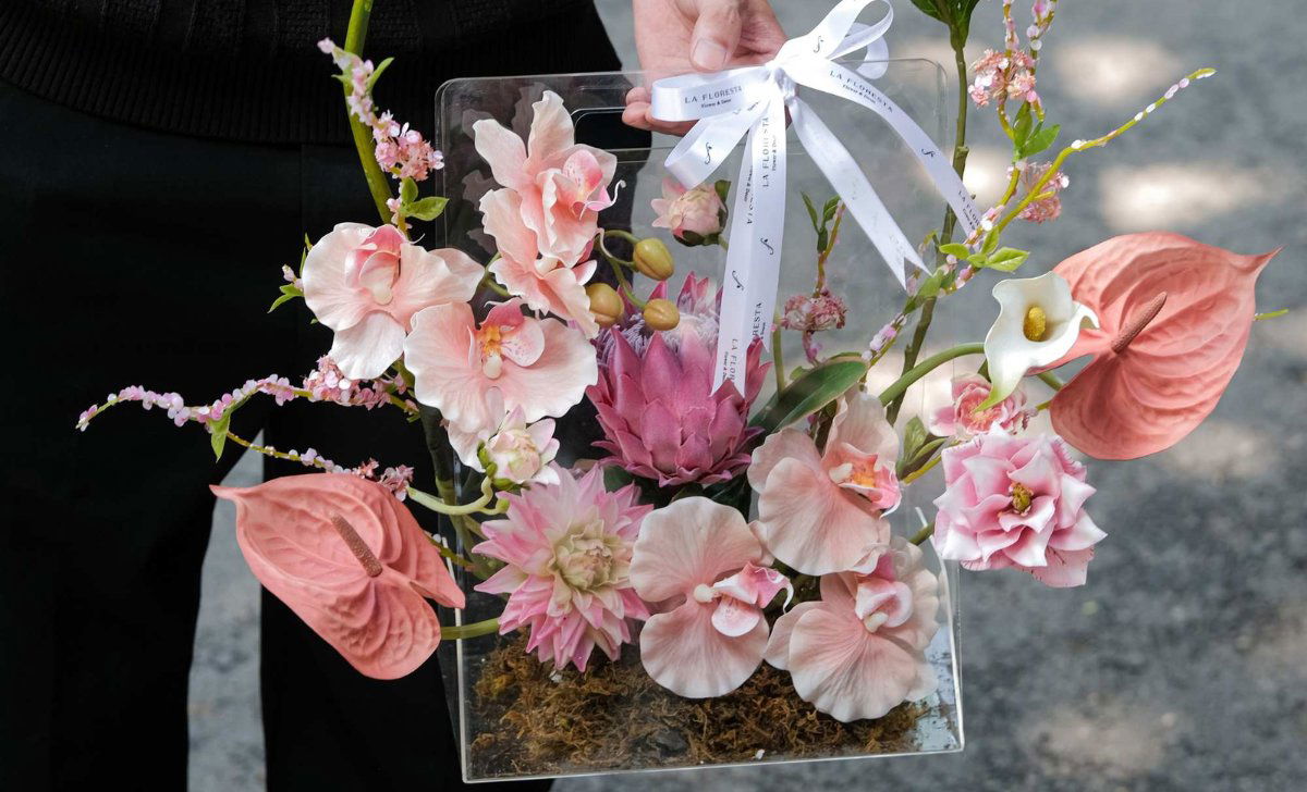 Top 10 quà tặng 20/10 cho chị em vui tức thì, hợp ý phái đẹp 6 Giỏ mica hoa lụa