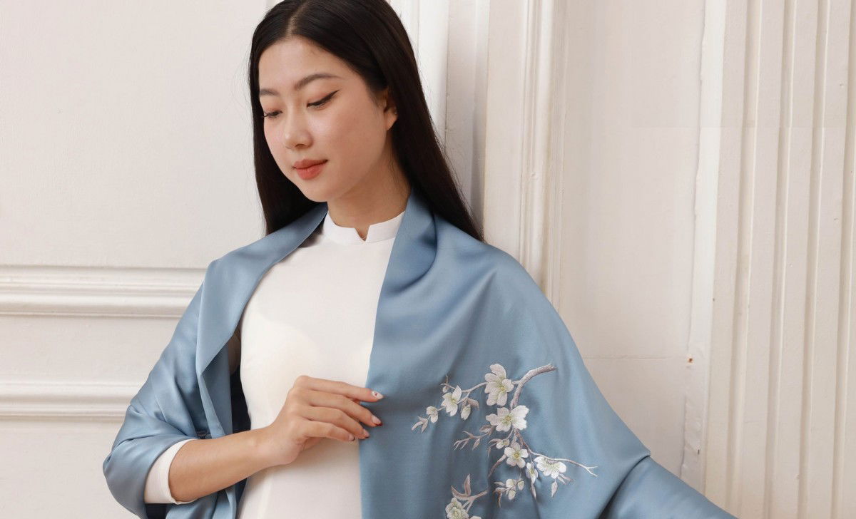 Top 10 quà tặng 20/10 cho chị em vui tức thì, hợp ý phái đẹp 3 Khăn choàng mỏng đơn sắc