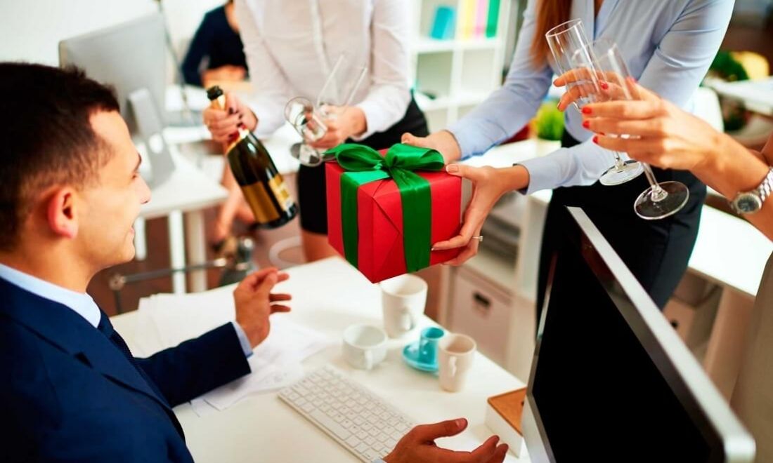 15+ gợi ý tinh tế mua quà tặng sếp nam ghi điểm tuyệt đối 1 Bạn có thể mua quà tặng sếp nam trong nhiều dịp