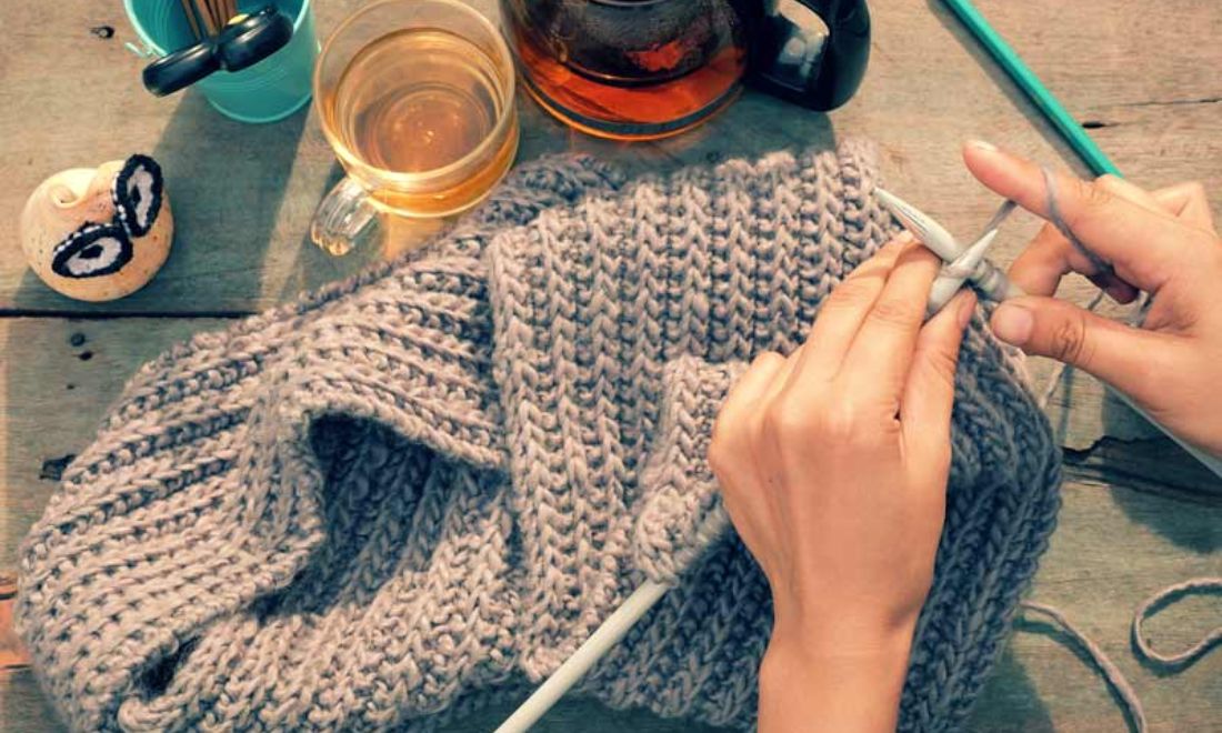 Còn gì ý nghĩa hơn một chiếc khăn len tự đan khi chồng là người mê đồ handmade