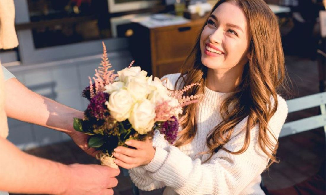 Khi tặng quà cho phụ nữ, đừng quên một bó hoa tươi 