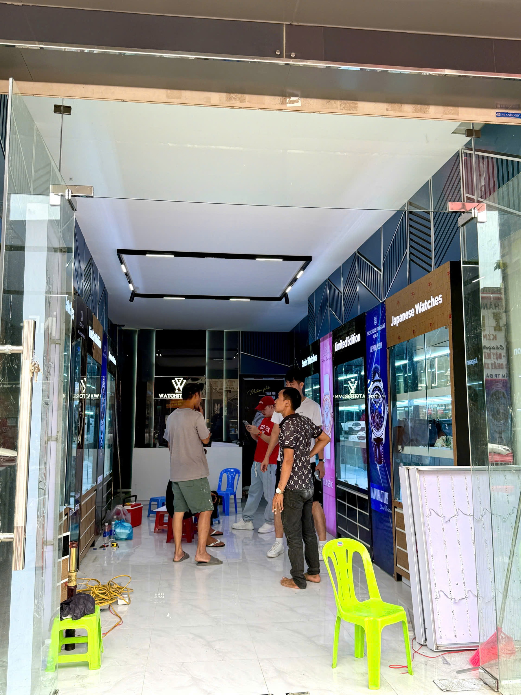 Quá trình thi công cửa hàng WatchStore thứ 5 tại 339 Đ. Lê Duẩn, Tân Chính, Thanh Khê, Đà Nẵng 20 thi công trong cửa hàng WatchStore Đà Nẵng