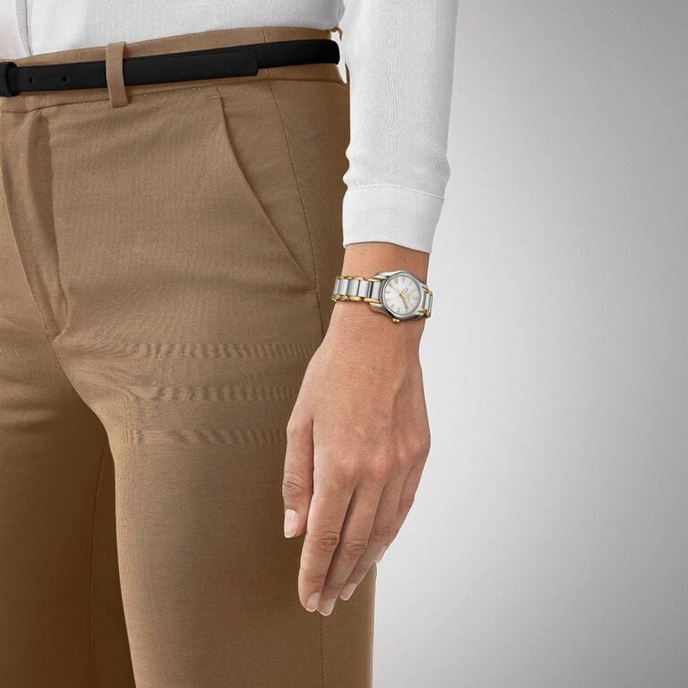 Tissot T023.210.22.113.00 đeo tay