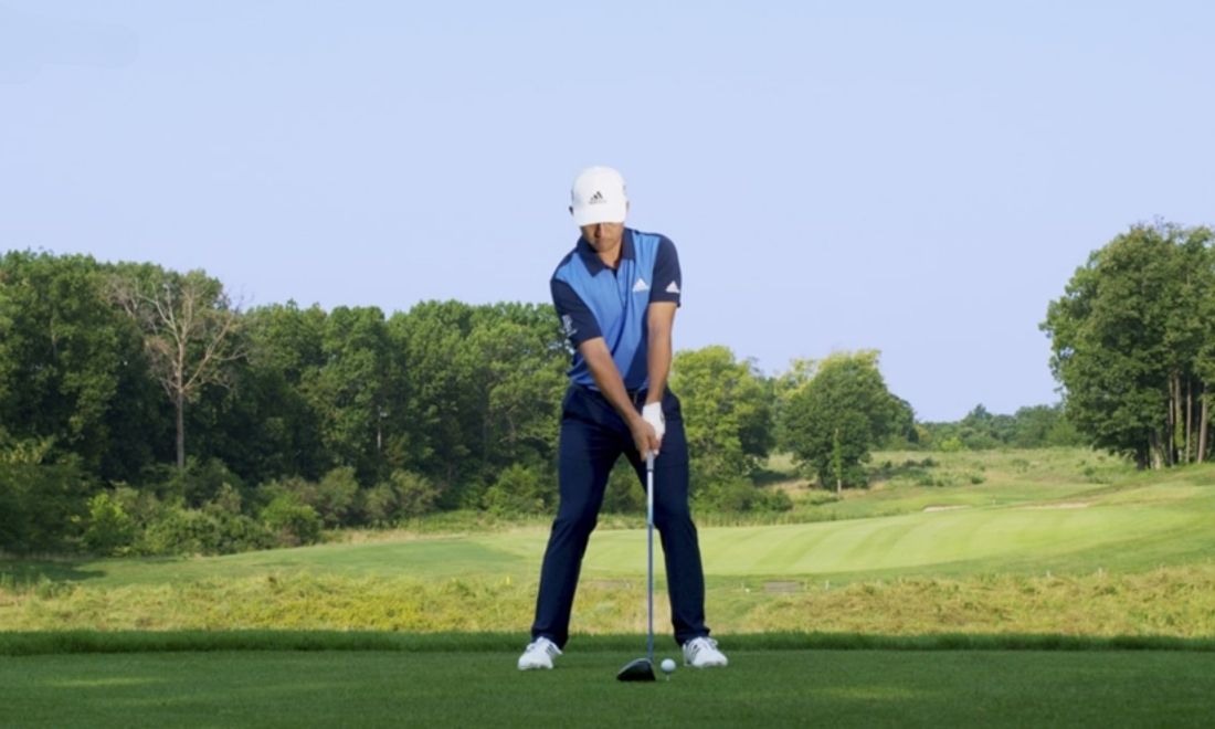 15+ gợi ý tinh tế mua quà tặng sếp nam ghi điểm tuyệt đối 6 Tặng trang phục thể thao thể hiện sự quan tâm chân thành