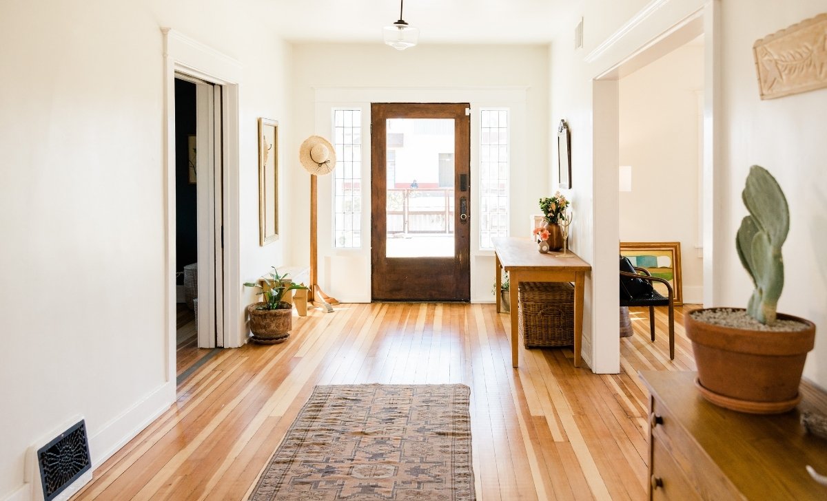 treo dong ho doi dien cua ra vao 1