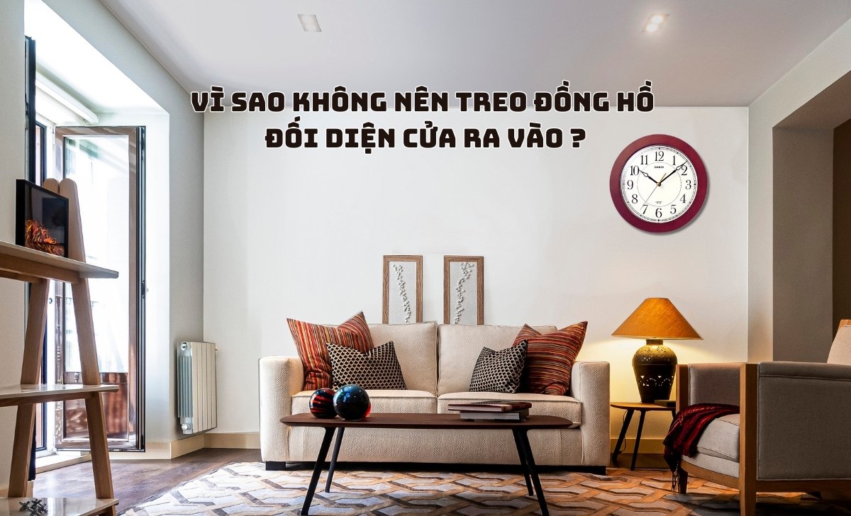 treo dong ho doi dien cua ra vao