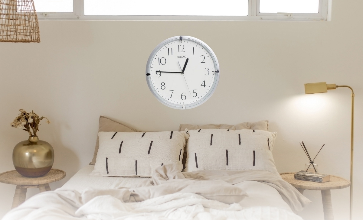 treo đồng hồ trên đầu giường