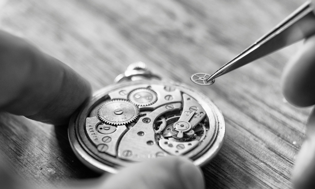 Bạn có thể thực hiện lên cót đồng hồ ngay tại nhà