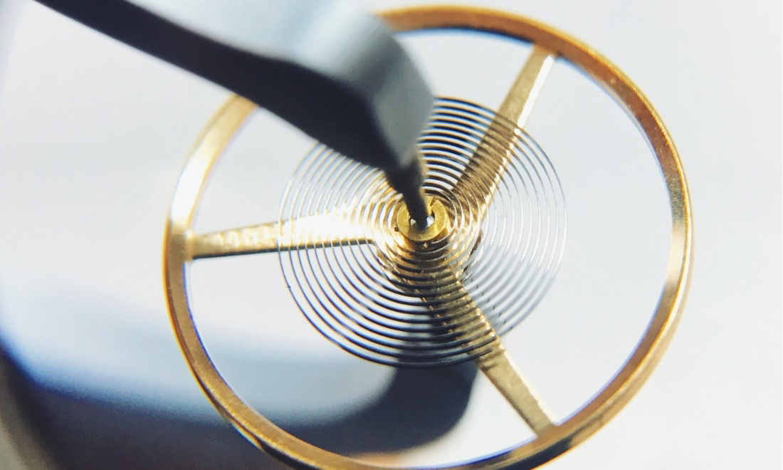 Đồng hồ cơ cần lên dây cót để truyền năng lượng từ dây cót đến các bánh răng