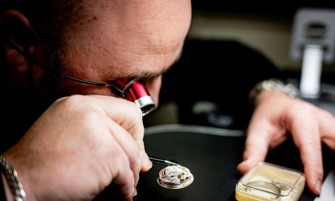 Đồng hồ cơ tự động (Automatic)
