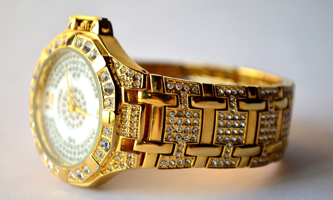 Cách chọn đồng hồ theo kích cỡ, phù hợp với cổ tay cho nam, nữ 3 Độ dày vỏ hài hòa sẽ mang lại cảm giác chắc chắn