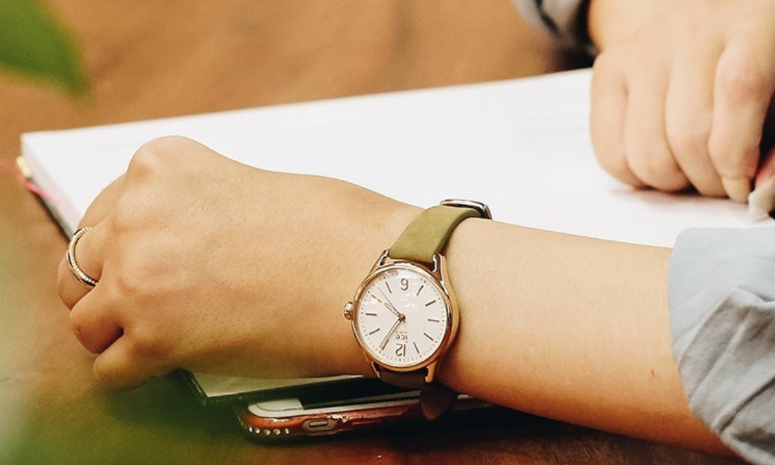 Cách chọn đồng hồ theo kích cỡ, phù hợp với cổ tay cho nam, nữ 6 Cổ tay trung bình có thể thoải mái lựa chọn phong cách