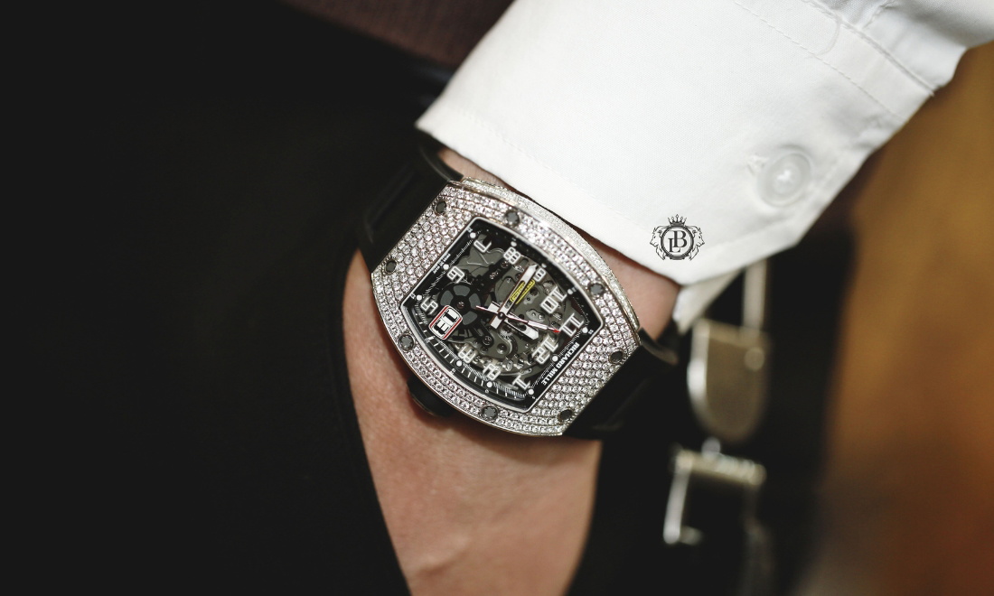 Cách chọn đồng hồ theo kích cỡ, phù hợp với cổ tay cho nam, nữ 7 Với cổ tay lớn nên chọn đồng hồ có kiểu dáng mạnh mẽ, bản to