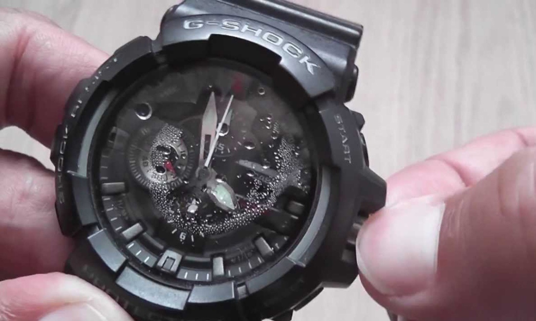 Mách bạn 10+ cách xử lý đồng hồ bị vào nước, hấp hơi nước cực đơn giản 1 Thiết bị mờ đục, ngừng chạy là dấu hiệu bị dính nước