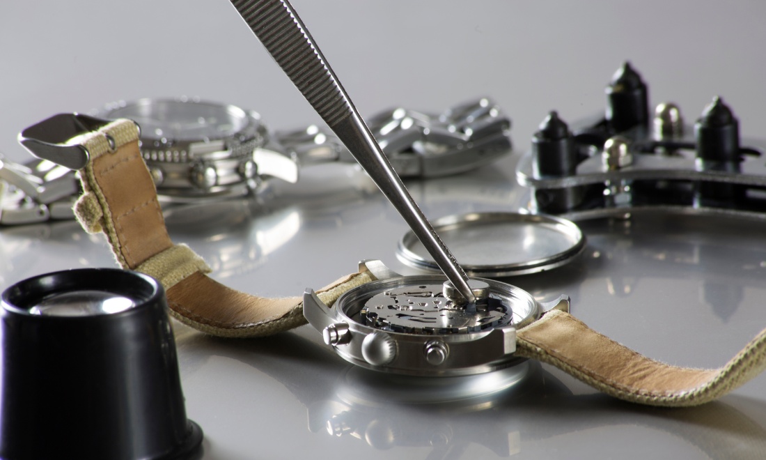 Chuẩn bị dụng cụ cần thiết khi thay dây đeo