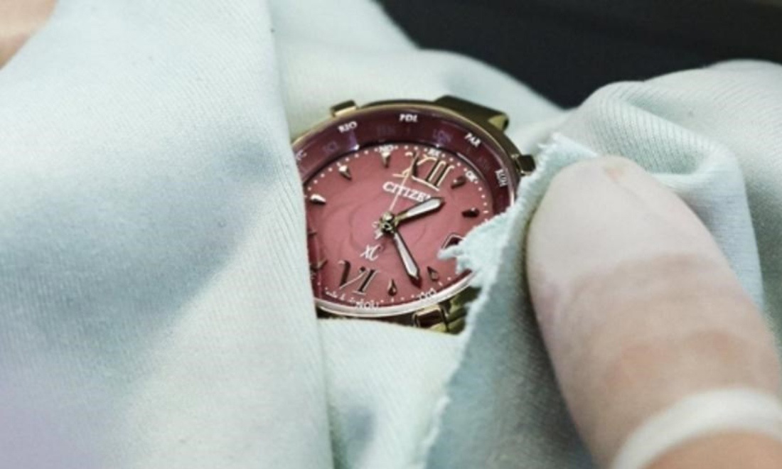 Mách bạn 10+ cách xử lý đồng hồ bị vào nước, hấp hơi nước cực đơn giản 4 Hút ẩm bằng khăn