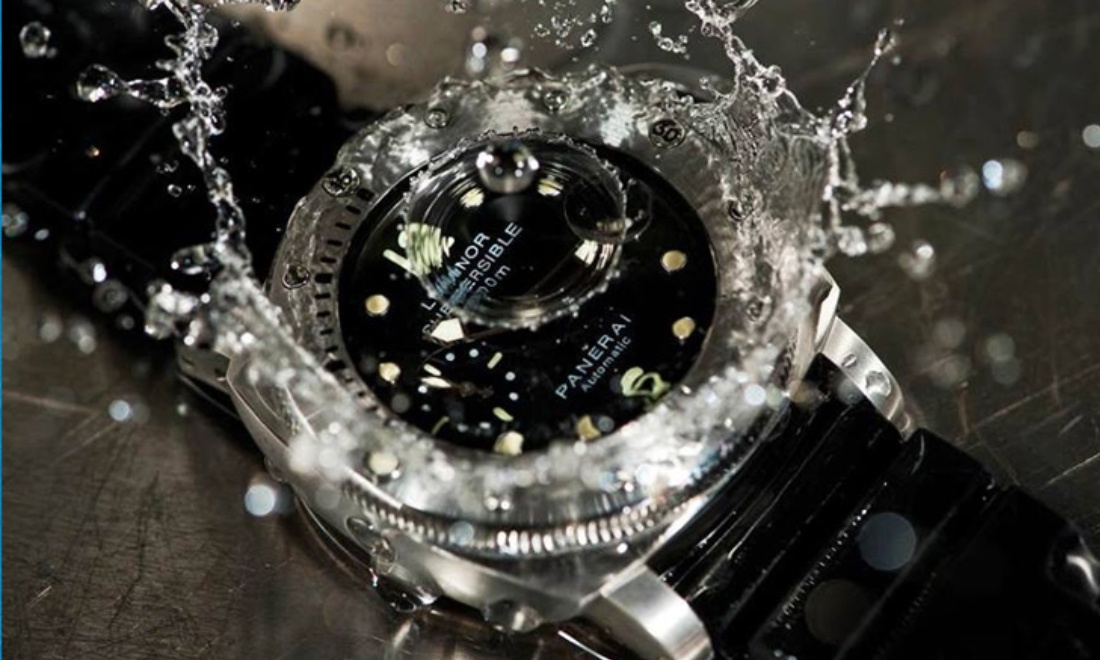 Mách bạn 10+ cách xử lý đồng hồ bị vào nước, hấp hơi nước cực đơn giản 2 Nguyên nhân chính khiến thiết bị hấp nước là do tiếp xúc với nước