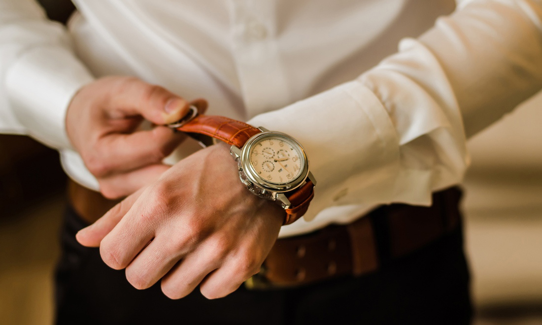 Mách bạn 10+ cách xử lý đồng hồ bị vào nước, hấp hơi nước cực đơn giản 8 Bạn cần bảo quản cẩn thận để tránh bị vào nước