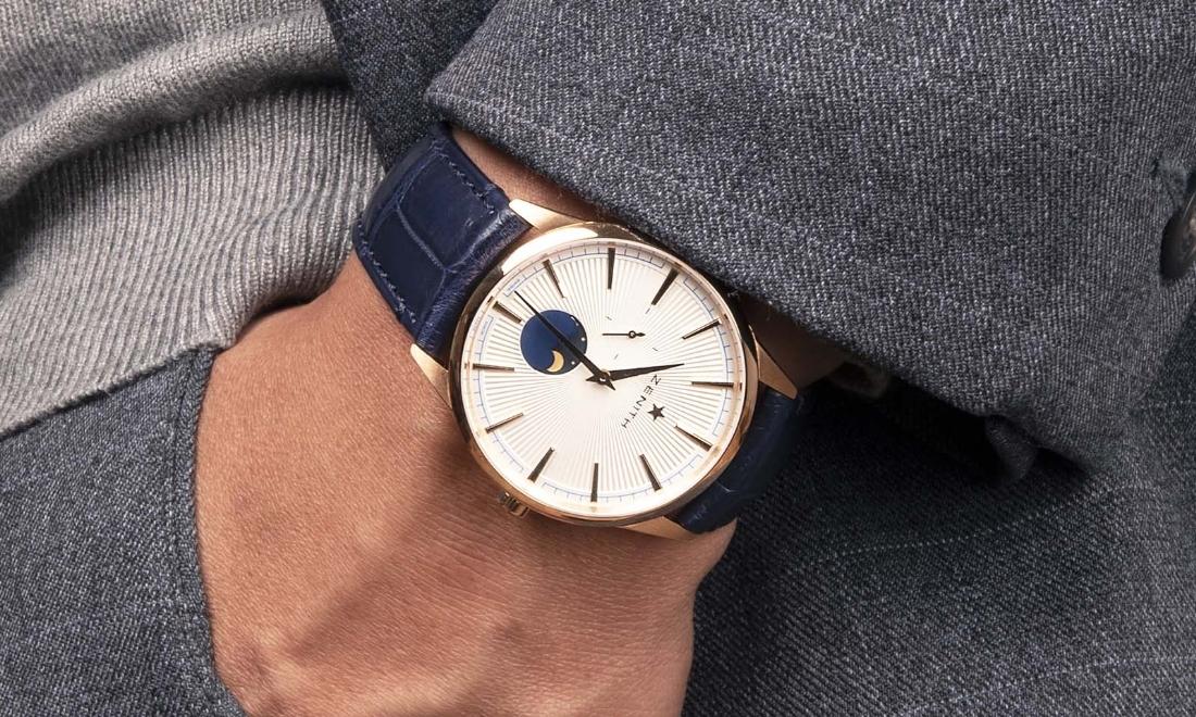 Lịch tuần trăng hiển thị đầy nghệ thuật trên mặt số đồng hồ