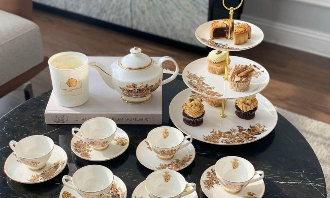 Trà và bộ ấm trà giúp cô có những phút giây thư giãn ngay tại nhà