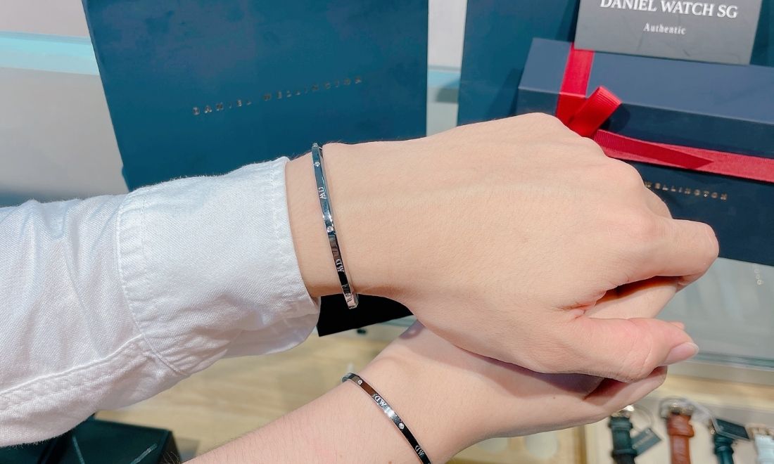 Vòng tay còng tạo dấu ấn mạnh mẽ