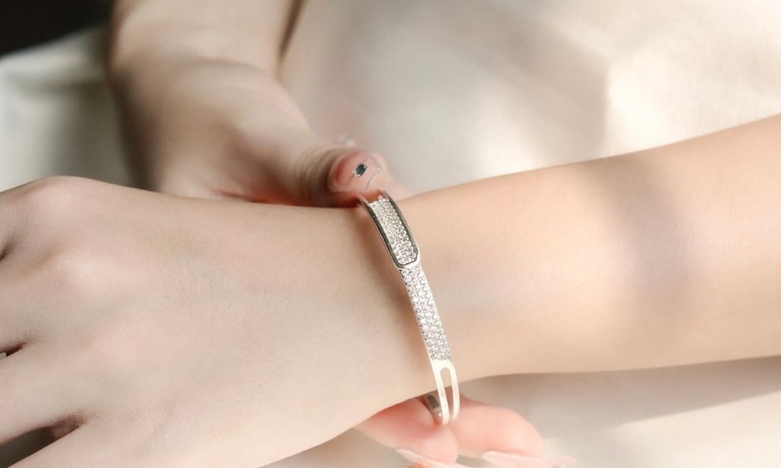 Vòng tay cứng làm từ chất liệu cao cấp