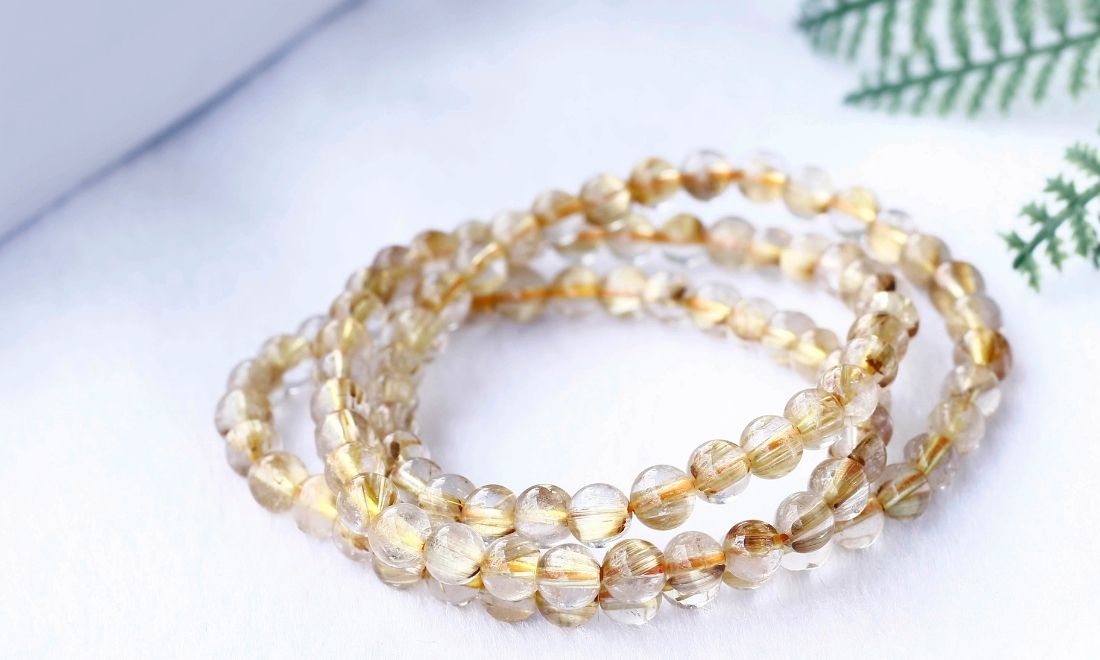 Vòng tay dạng chuỗi và hạt mang đến sự nhẹ nhàng, mềm mại