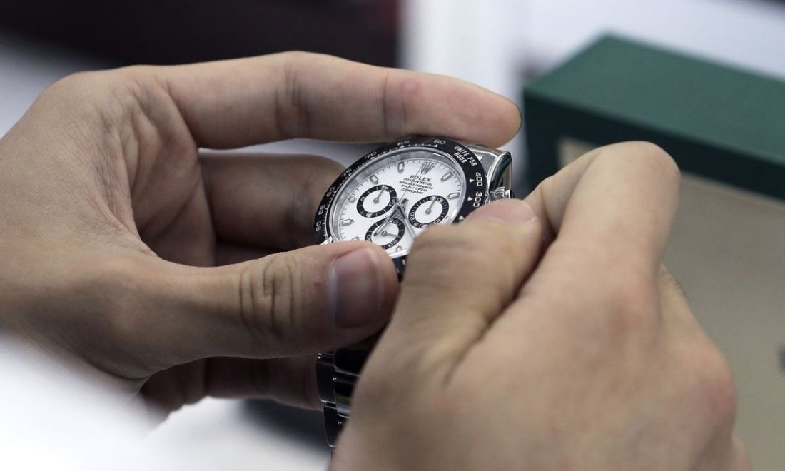 Cách chăm sóc và bảo dưỡng đồng hồ tại nhà đúng chuẩn 3 Kiểm tra định kỳ và thay gioăng đúng hạn