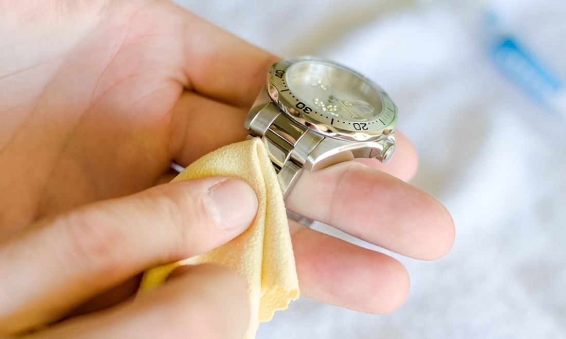 Cách chăm sóc và bảo dưỡng đồng hồ tại nhà đúng chuẩn 5 Bảo quản đồng hồ đúng cách