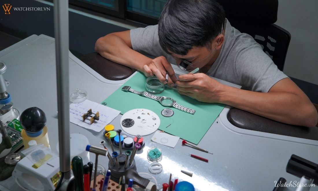 dich-vu-bao-hanh-dong-ho-watchstore-1