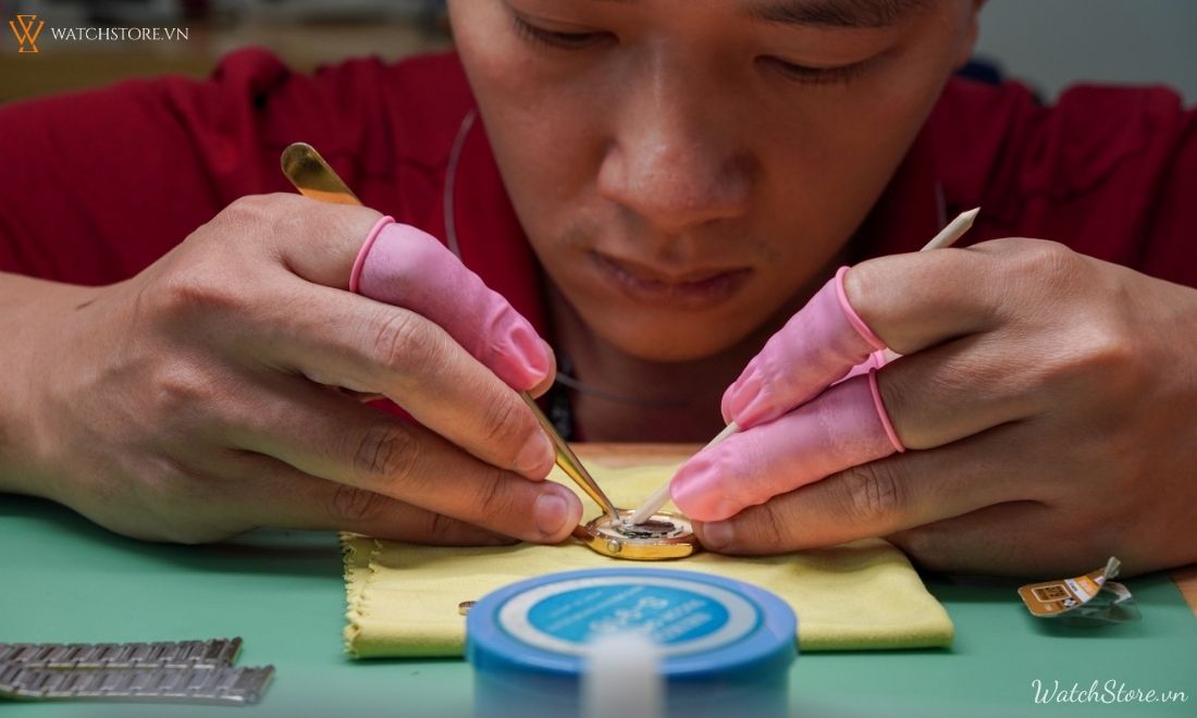 dich-vu-bao-hanh-dong-ho-watchstore-3